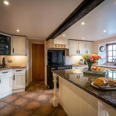 펜션 Beautiful Grade 2 Listed Building- Single Dwelling 보우네스온윈더미어