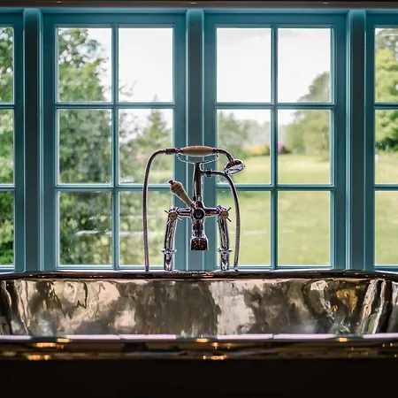 Beautiful Grade 2 Listed Building- Single Dwelling * 보우네스온윈더미어